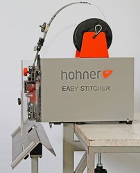 HOHNER Easy-Stitcher
Heftstärke: 4mm
Drahtstärke: 24-26 oder 26-28
Tischgrösse: 550 x 120 mm